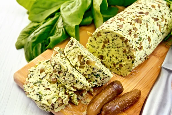 Масло со шпинатом и зеленью на светлой доске — стоковое фото