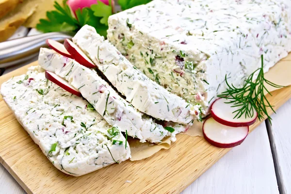 Terrina di cagliata e ravanello a bordo — Foto Stock