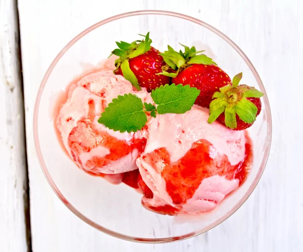 Helado de fresa a bordo —  Fotos de Stock