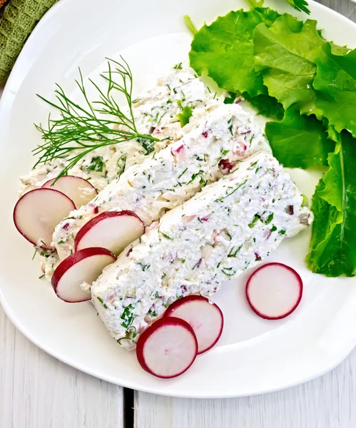 Terrine a túró és a retek-edény felső fedélzetén — Stock Fotó