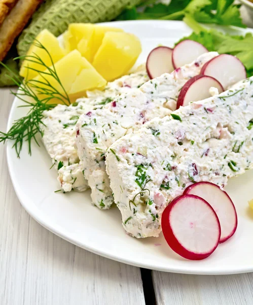 Terrine a túró könnyű táblán a burgonyával Jogdíjmentes Stock Fotók