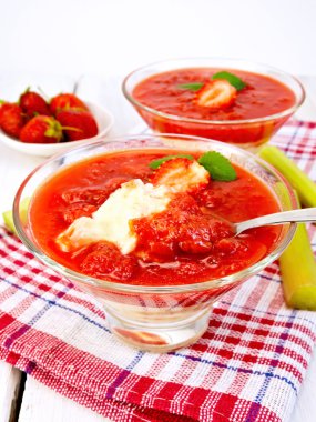 Tatlı çilek-vanilya ve ravent gemide iki bardak içinde