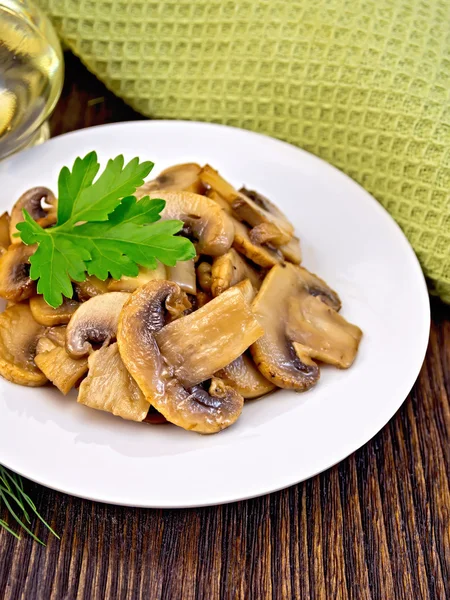 Champignons frits dans une assiette avec de l'huile sur panneau lumineux — Photo