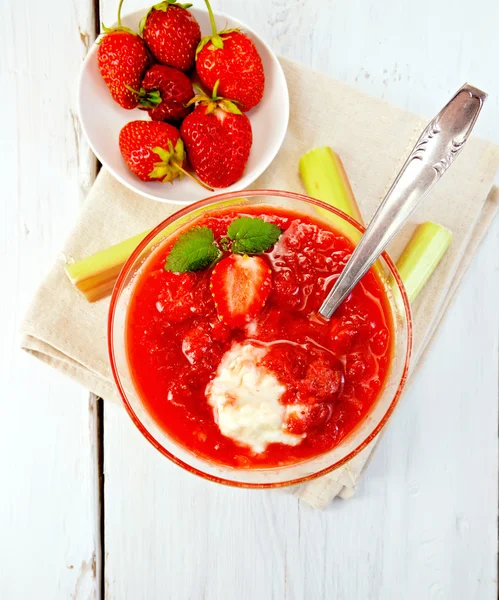 Dessert Erdbeer-Vanille und Rhabarber im Glas an Bord — Stockfoto