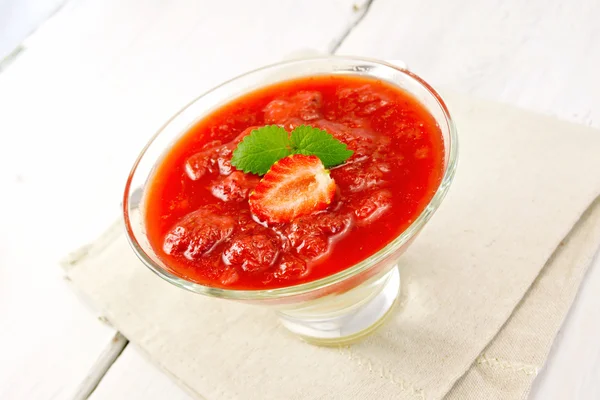 Dessert Erdbeer-Vanille im Glas an Bord — Stockfoto