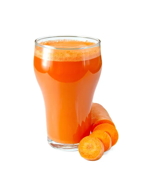 Соковая морковь в высоком стакане — стоковое фото