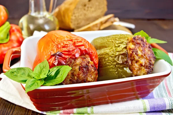 Pimienta de carne de peluche en tostador marrón en la mesa — Foto de Stock