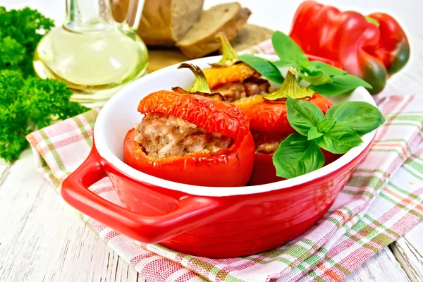 Pimienta de carne de peluche en tostador rojo sobre tabla ligera — Foto de Stock