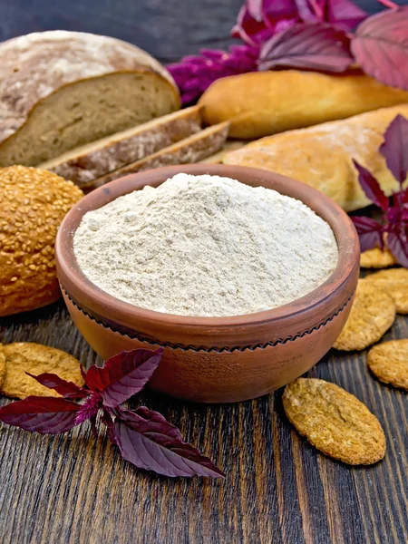 Farine amarante dans un bol en argile avec biscuits à bord — Photo