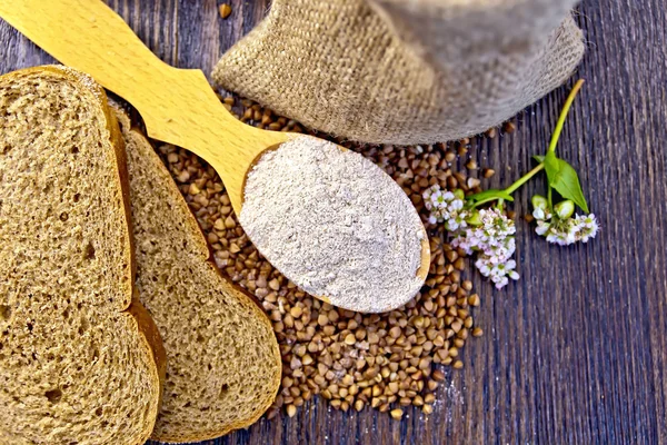 Farina di grano saraceno in cucchiaio con chicchi a bordo — Foto Stock