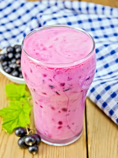 Milkshake with black currant and leaves on board — Stock Photo, Image