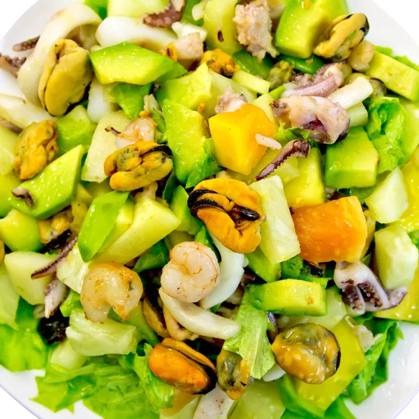 Salade de fruits de mer et avocat sur le dessus — Photo