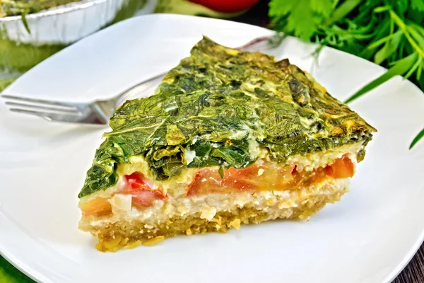 Céltico de torta com espinafre na mesa — Fotografia de Stock