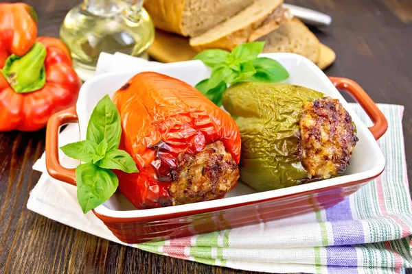 Pepper stuffed meat in brown roaster — Stock Photo, Image