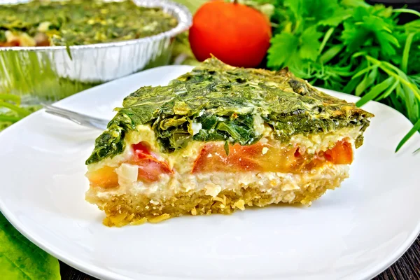 Pie celtic with spinach and tomatoes on board — Φωτογραφία Αρχείου