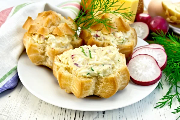 Aperitivo de rabanete e queijo em profiteroles em prato — Fotografia de Stock