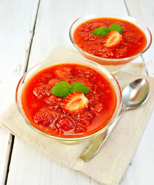 Dessert alla fragola-vaniglia in due bicchieri con cucchiaio a bordo — Foto Stock