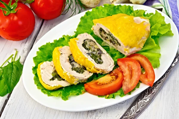 Rollhuhn mit Spinat und Tomaten auf leichtem Brett — Stockfoto