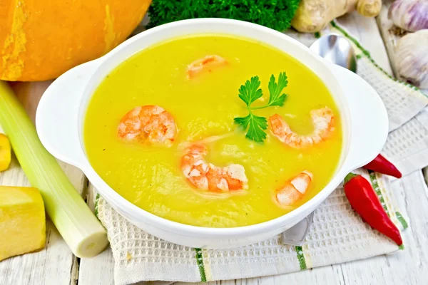 Abóbora de purê de sopa com camarão em tigela branca em guardanapo — Fotografia de Stock