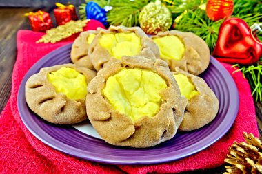Carols with potatoes on napkin with Christmas toys