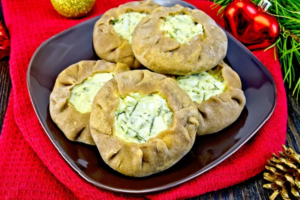 Cânticos com feta em guardanapo com brinquedos de Natal — Fotografia de Stock