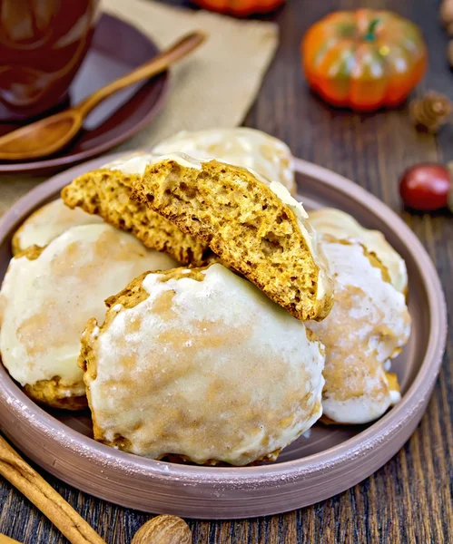 Galletas de calabaza en plato de arcilla a bordo — Foto de Stock