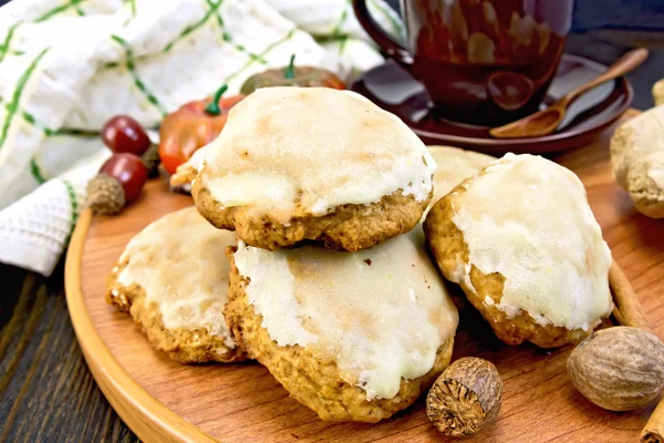 Cookies pumpkin with cup and spices on tray — 图库照片