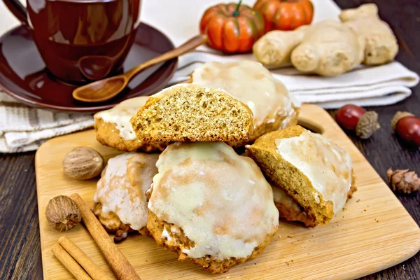 Cookies pumpkin with spices on board — Stock Photo, Image