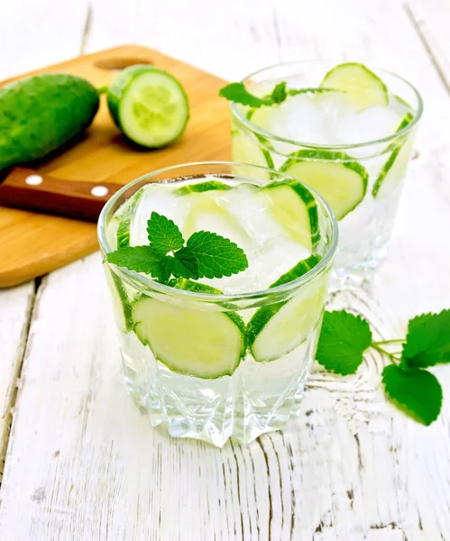 Lemonade with cucumber and mint in two glassful on light board — Stockfoto