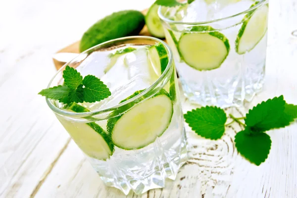 Lemonade with cucumber and mint on white board — Stock fotografie