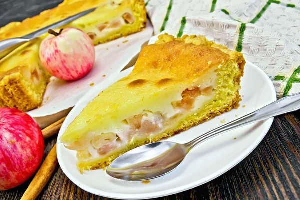 Pie apple with sour cream and cinnamon on board — Stockfoto