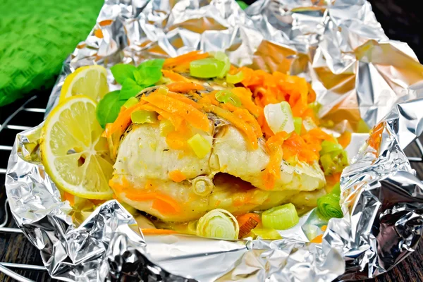 Pike with carrots and leeks in foil on board — Stock Fotó