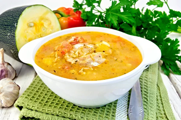 Suppenfisch mit Zucchini und Paprika an Bord — Stockfoto