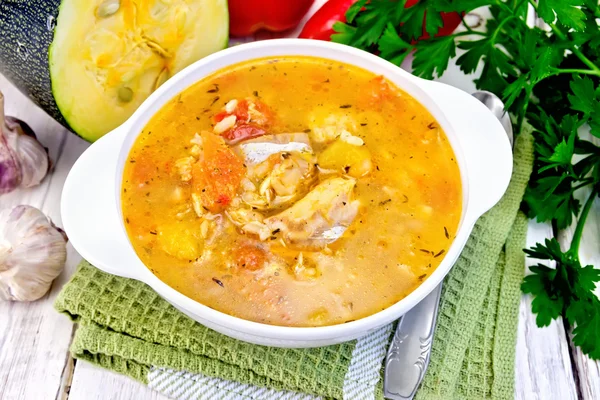 Suppenfisch mit Zucchini und Paprika auf Serviette — Stockfoto