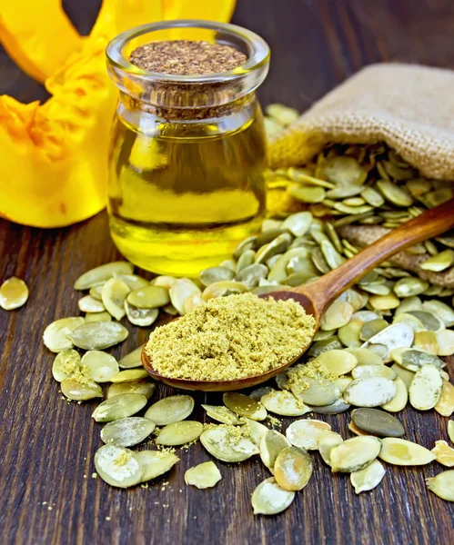 Mehl-Kürbis in Löffel mit Öl und Säcke an Bord — Stockfoto