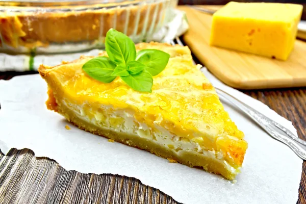 Tarta con queso y puerros sobre pergamino —  Fotos de Stock