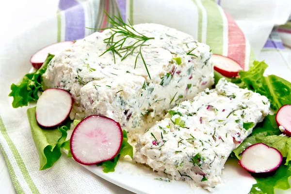 Terraço de coalhada e rabanete com salada em prato a bordo — Fotografia de Stock