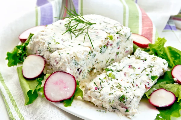 Terrina di cagliata e ravanello con insalata in piatto a bordo — Foto Stock