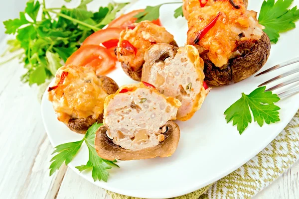 Champiñones rellenos de carne cortados en plato blanco a bordo — Foto de Stock