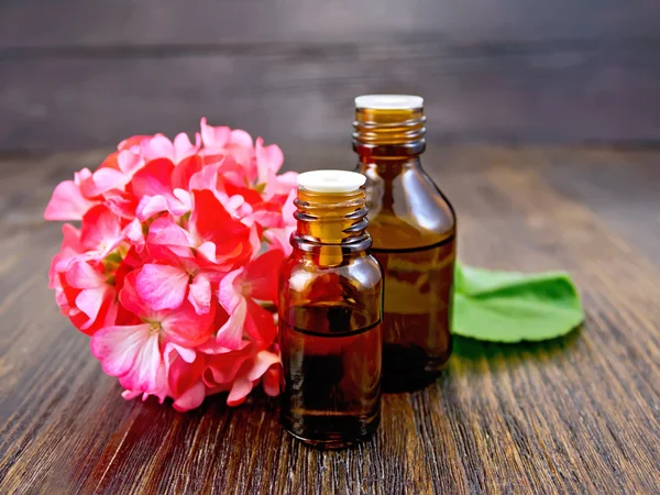 Olja med rosa pelargoner ombord — Stockfoto