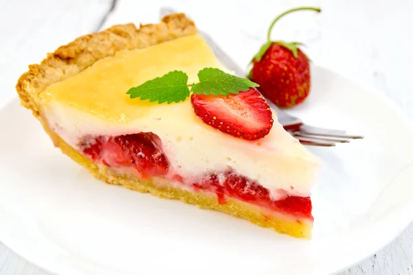 Tarta de fresa con crema agria sobre tabla ligera —  Fotos de Stock