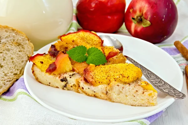 Pudding from bread and peaches with milk on light board — Stock Photo, Image