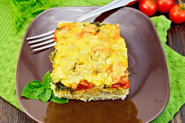 Pasta patates karanlık tahta üzerinde domates ile