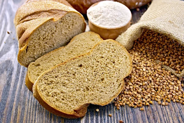 Хлебная гречка с зерновыми и мукой на борту — стоковое фото