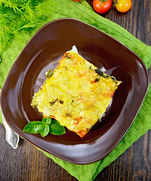 Tortenkartoffeln mit Tomate an Bord — Stockfoto