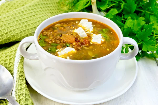 Soupe lentille aux épinards et fromage à bord — Photo