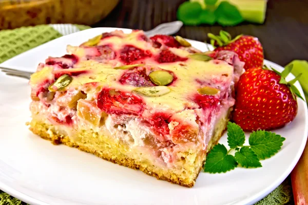 Pie strawberry-rhubarb with sour cream on napkin — Stock Photo, Image