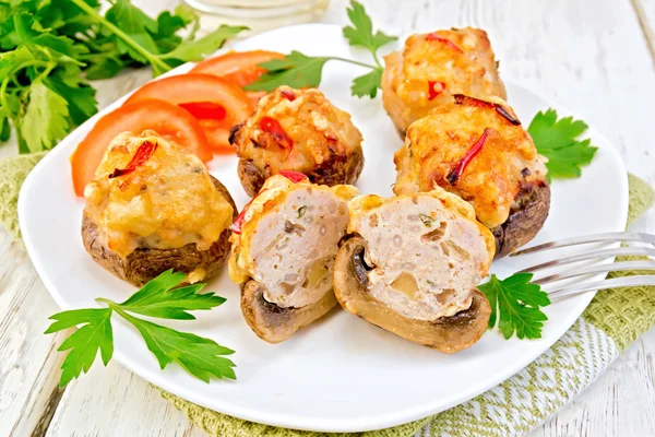 Champiñones rellenos de carne cortados en plato blanco sobre tabla ligera — Foto de Stock