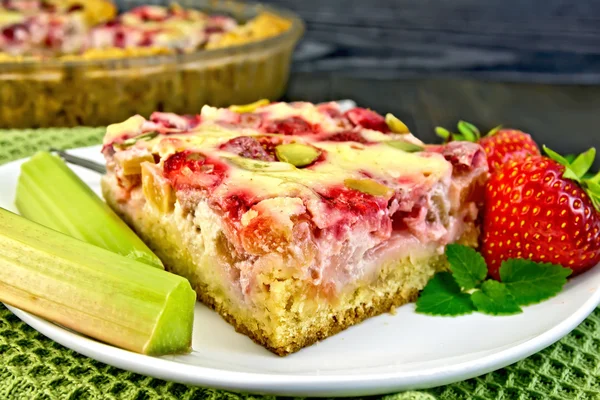 Pie strawberry-rhubarb with sour cream on board — Stock Photo, Image