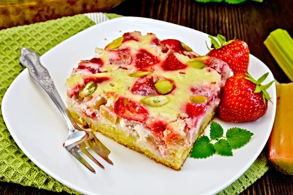 Tarta de fresa-ruibarbo con crema agria a bordo oscuro —  Fotos de Stock